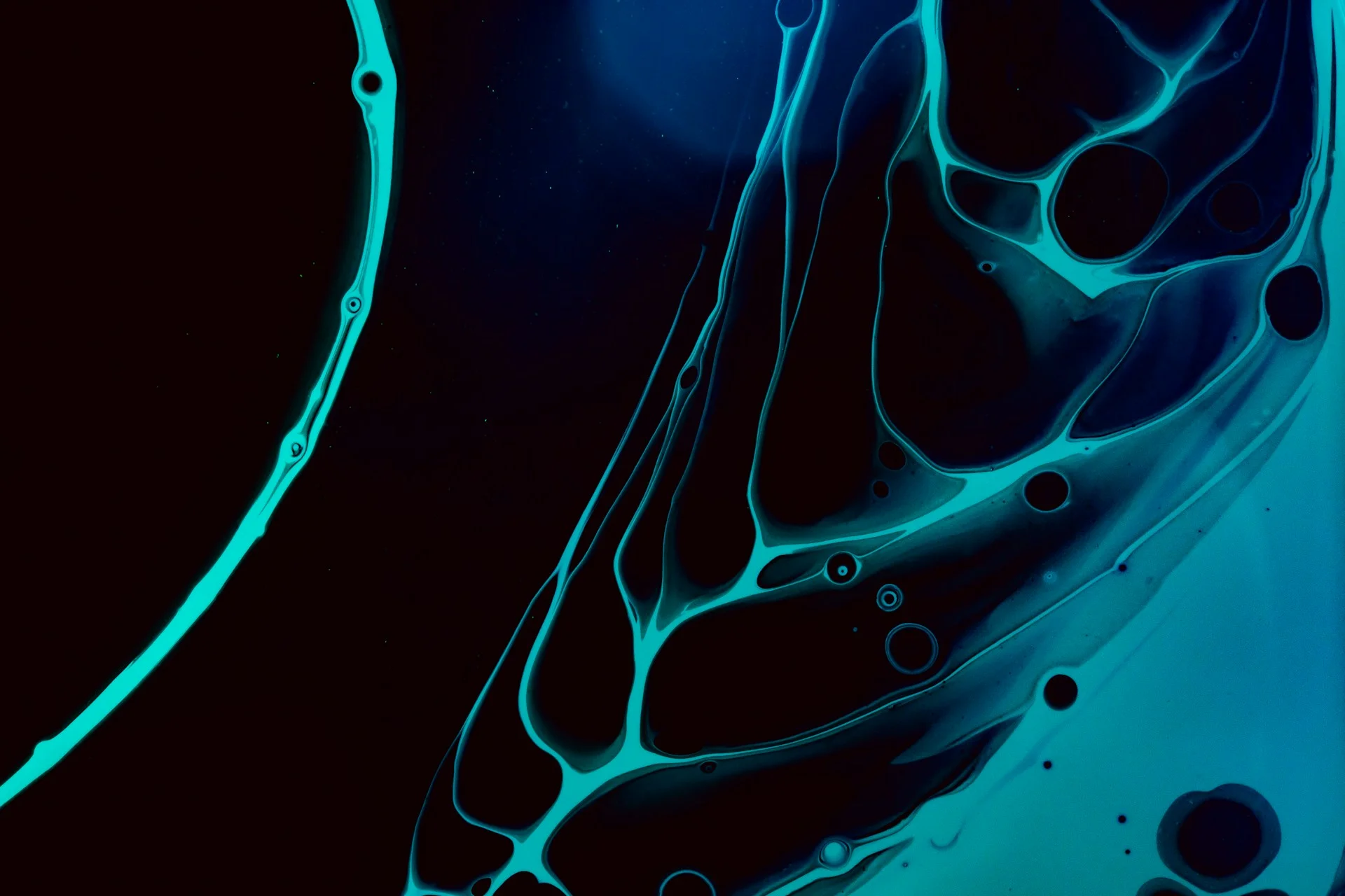 Through the Code Maze: AI vs Manual Refactoring